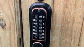 Una cerradura electrónica en una puerta de madera.