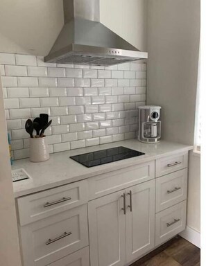 Refrigerador, microondas, placa de cocina, cafetera/tetera