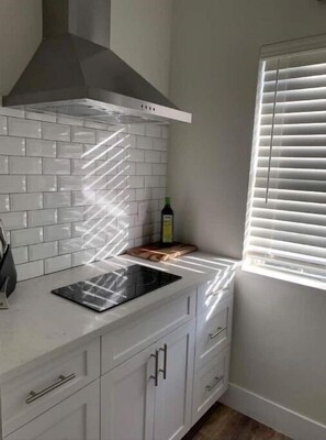 Mikrobølgeovn, ovn og kokeplater