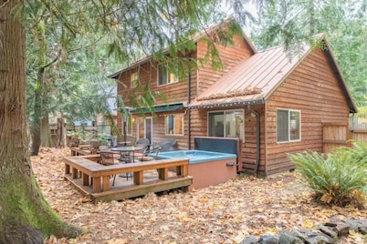 Fabulous Cabin w/Hot Tub + Game Room