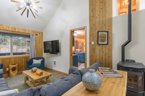 Fabulous Cabin w/Hot Tub + Game Room