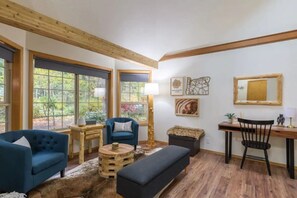 TV connectée, lecteur de DVD, baby-foot, table de tennis de table