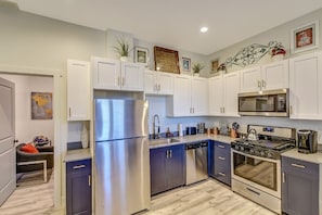 Jääkaappi, mikroaaltouuni, uuni, liesi