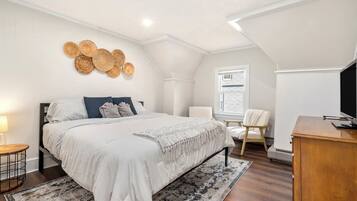 2 quartos, escrivaninha, ferros/tábuas de passar roupa, berço de viagem