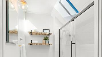 Secador de cabelo, toalhas de banho, sabonete, shampoo