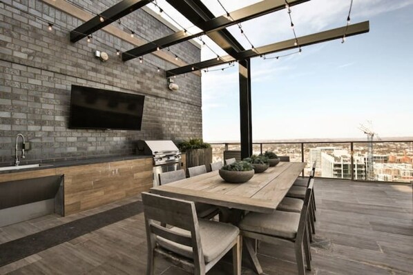 تناول الطعام بالخارج