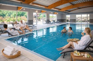 Piscina interna, funciona das 8h30 às 21h, espreguiçadeiras