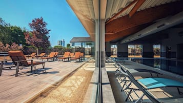 Piscina coperta, con ingresso dalle 08:30 alle 21:00, lettini