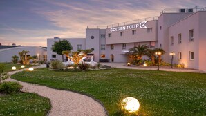 Un hôtel appelé « Golden Tulip », doté d’un design moderne, et comprenant un jardin aménagé avec des allées, une fontaine et des espaces de détente en plein air.