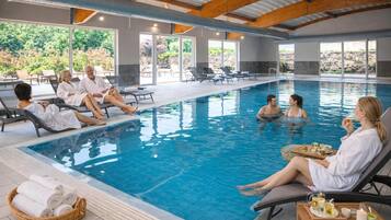 Piscine couverte, accès possible de 08 h 30 à 21 h 00, chaises longues