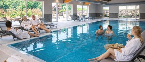 Inomhuspool med öppettider 08.30 till 21.00, och solstolar