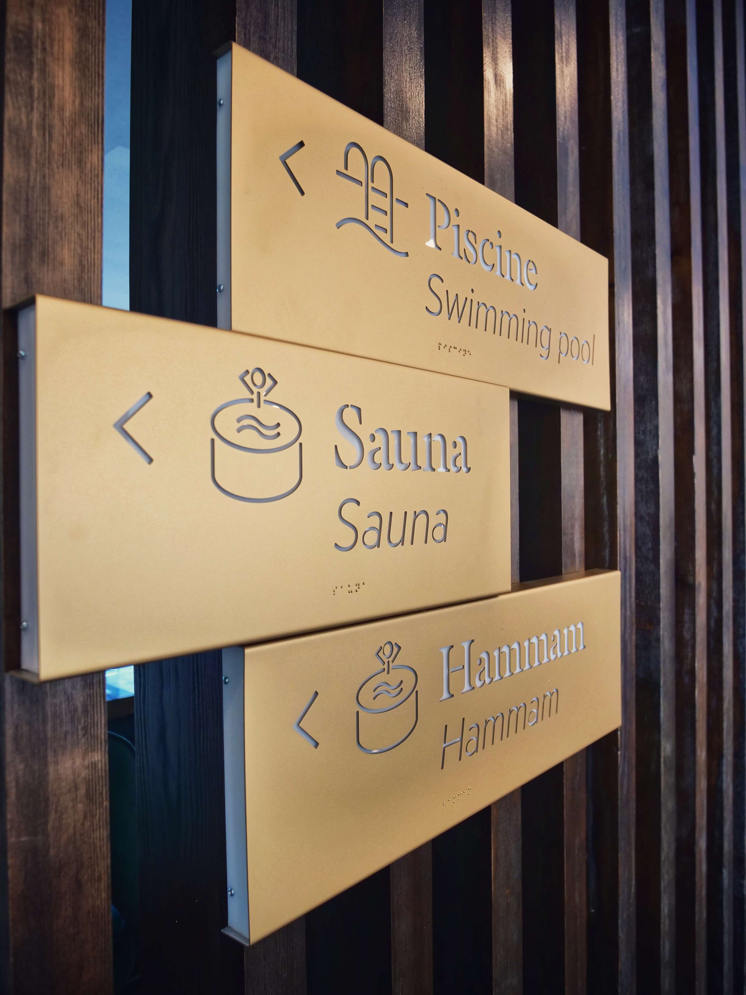 Señales indicativas para piscina, sauna y baño turco.