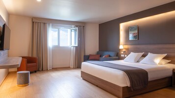 Habitación superior, 1 cama de matrimonio con sofá cama | Escritorio, cortinas opacas, sistema de insonorización