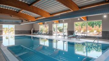 Piscine couverte, accès possible de 08 h 30 à 21 h 00, chaises longues