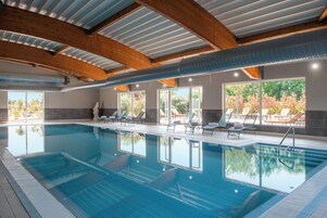 Una piscina cubierta (de 08:30 a 21:00), tumbonas