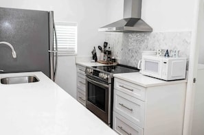 Réfrigérateur, micro-ondes, four, plaque de cuisson