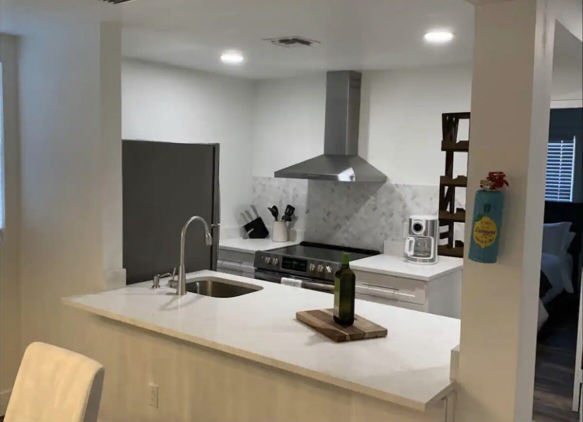 Jääkaappi, mikroaaltouuni, uuni, liesi