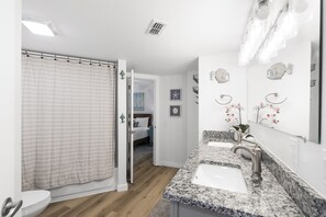 Ensemble douche/baignoire, sèche-cheveux, serviettes fournies