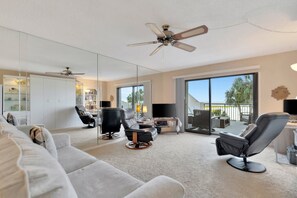 Living area - Slice of Paradise (Clearwater)