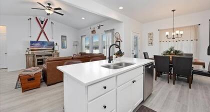 National Parks Charm! King bed, game garage, firepit, family perks, single level