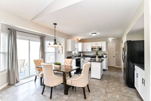 Concert & Sports Hub | 3BR Sleeps 8