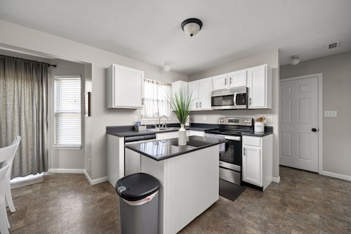 Walk to Ruoff, Pool table, Sleeps 8
