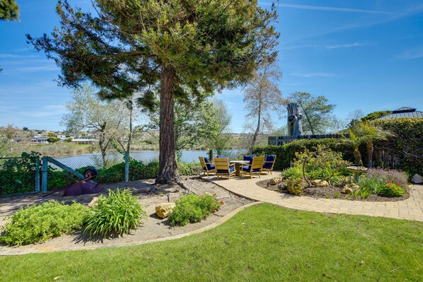 Outdoor dining - Lakefront Grover Beach Home ~ Walk to Ocean! (Grover Beach)