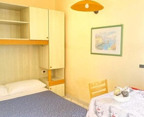 2 bedrooms, desk, free WiFi, bed sheets