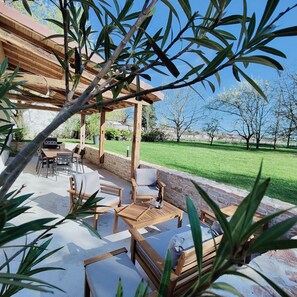 Outdoor dining - DOMAINE SAINT LOUP: Gîte "LE PETIT LOUP" 6 pers - 10min from Beaune (Saint-Loup-Géanges)