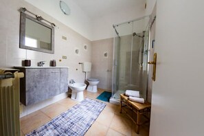 Dusche, Haartrockner, Bidet, Handtücher