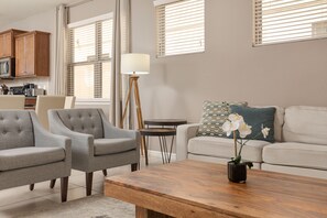 Smart TV - Luxurious 5-Suite Haven: Pool, BBQ & Game Room, Just Minutes from Disney (Kissimmee)