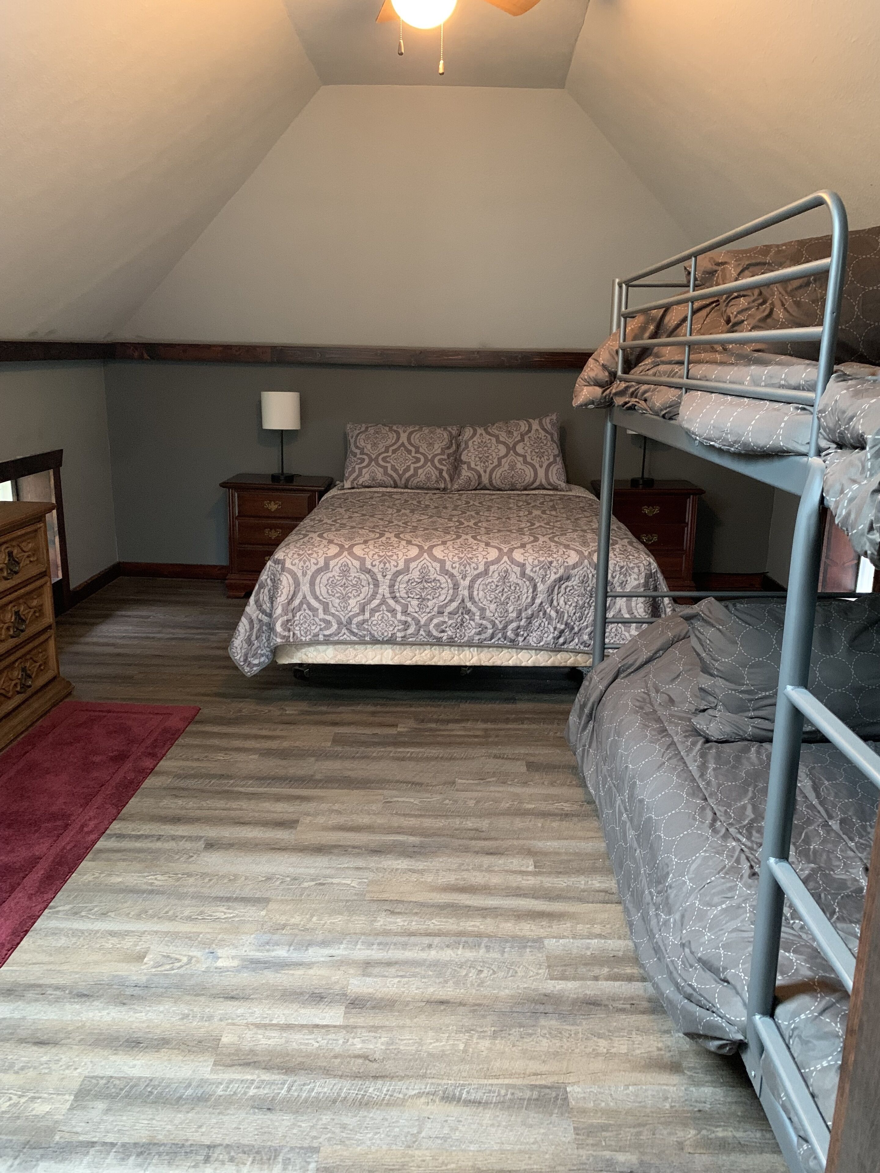 Cheerful Cabin with Free Parking that sleeps Eight