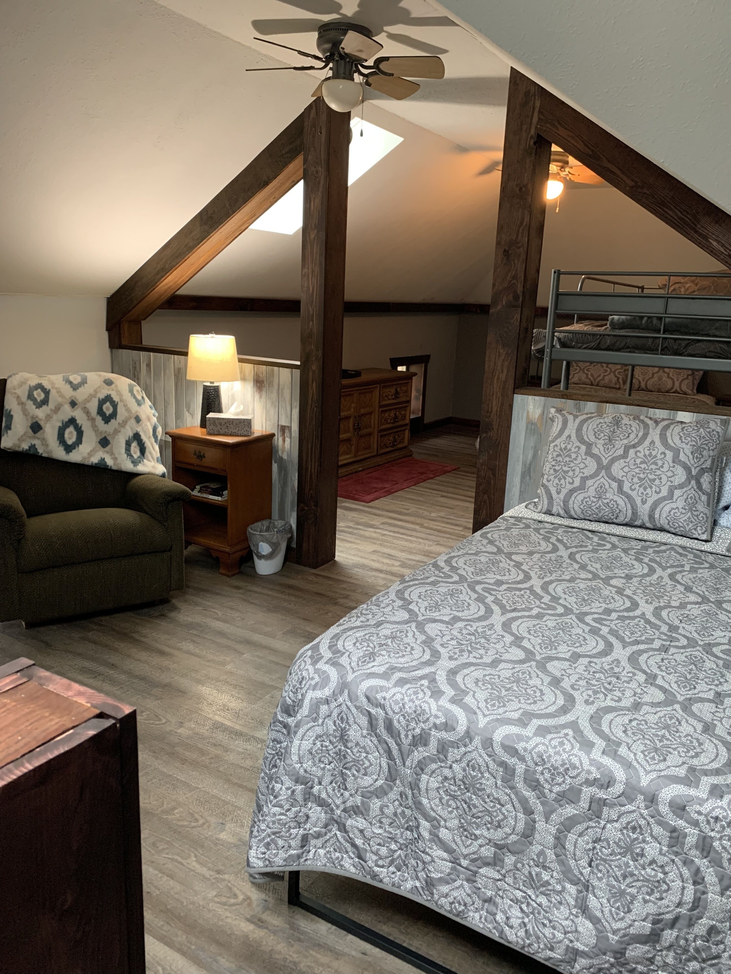 Cheerful Cabin with Free Parking that sleeps Eight