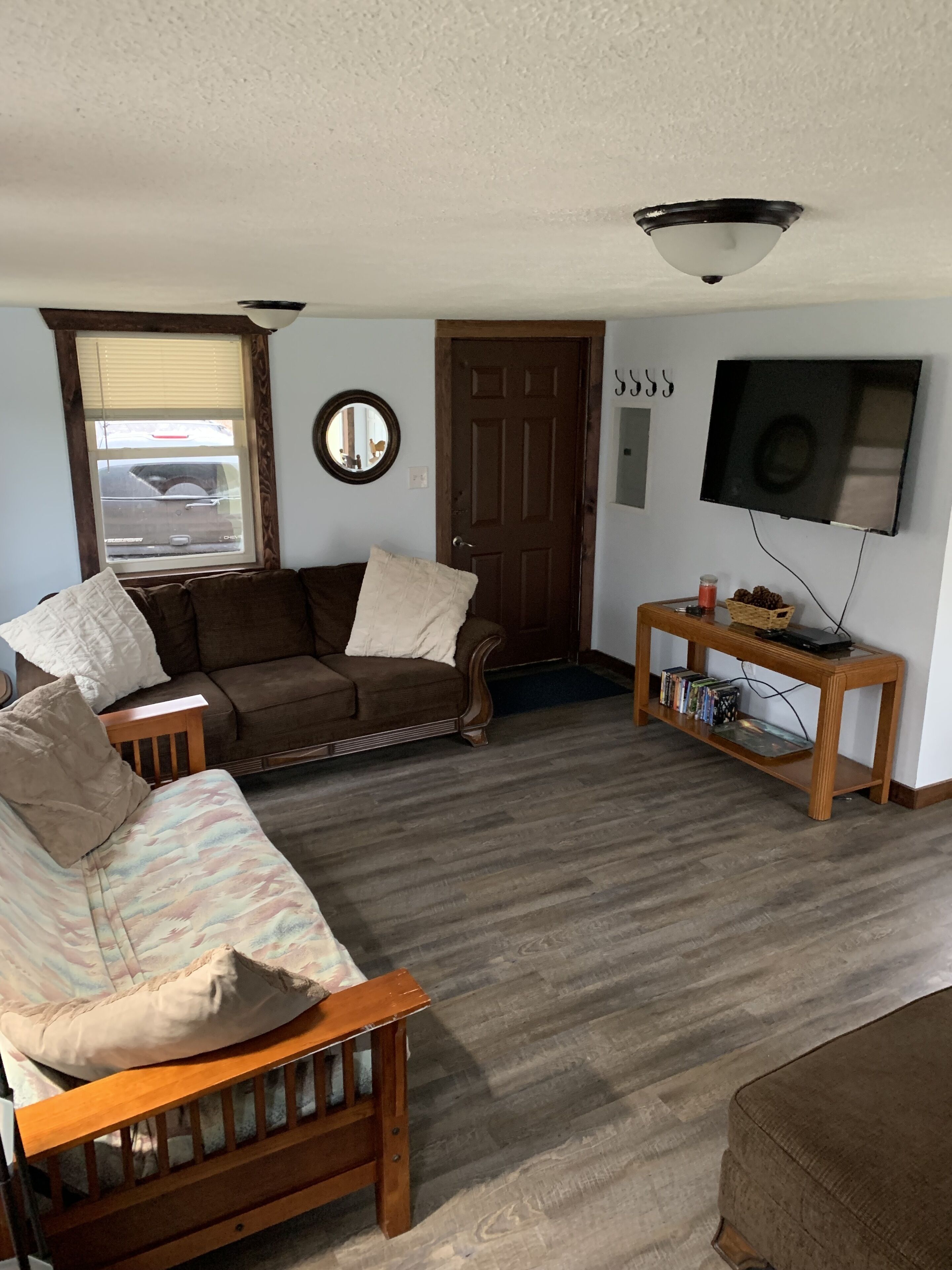 Cheerful Cabin with Free Parking that sleeps Eight