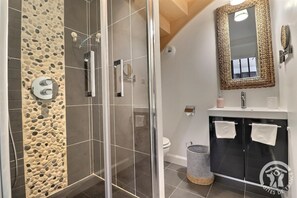 Ducha, secador de pelo, toallas