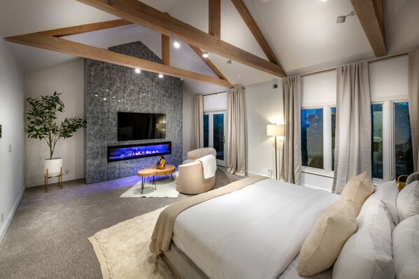 Luxury House, Multiple Beds, Patio, Mountain View (Reef Mall)