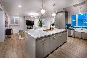 Luxury House, Multiple Beds, Patio, Mountain View (Reef Mall) | Private kitchen