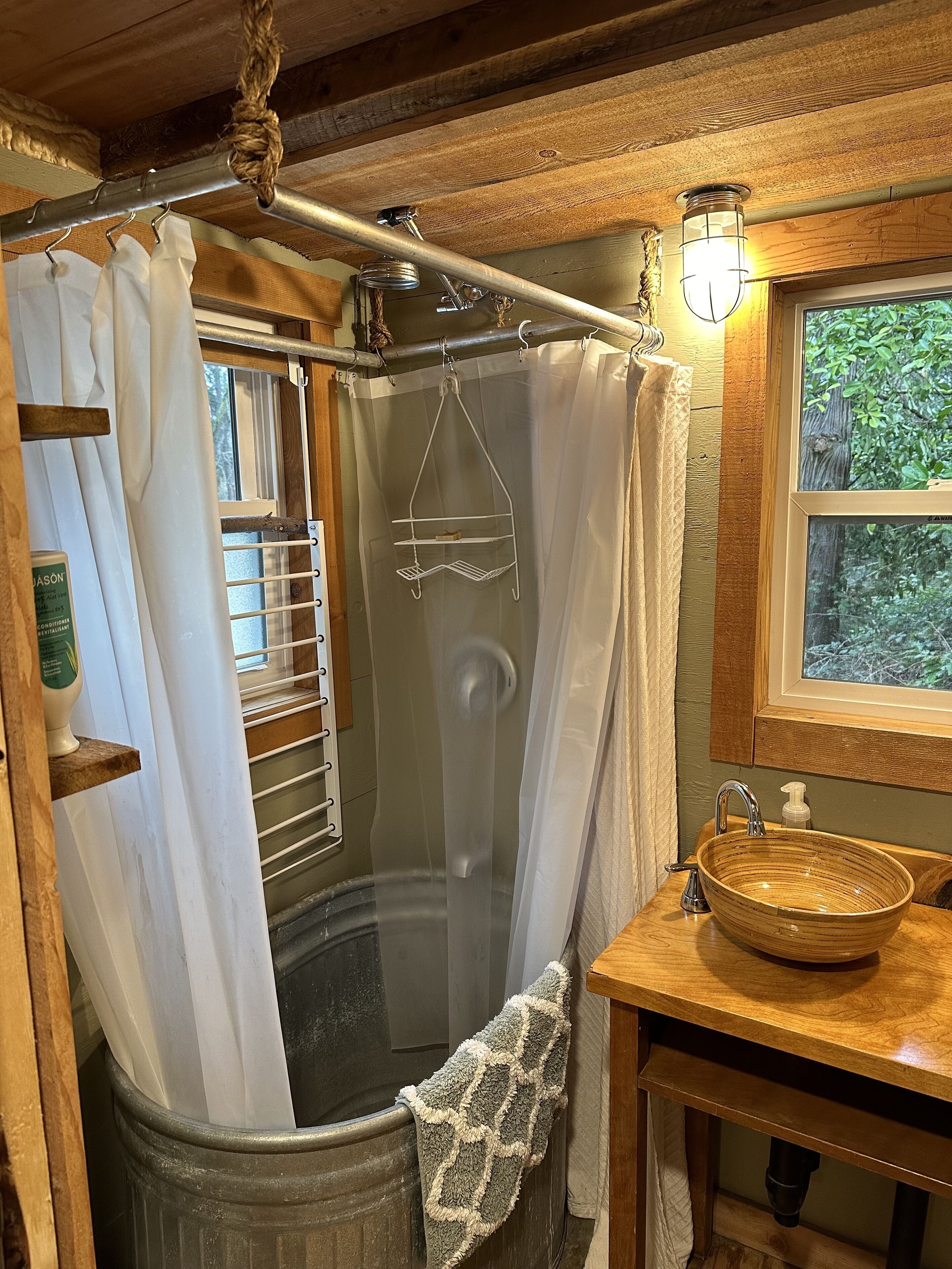 Regadera, secadora de cabello, toallas, jabón 