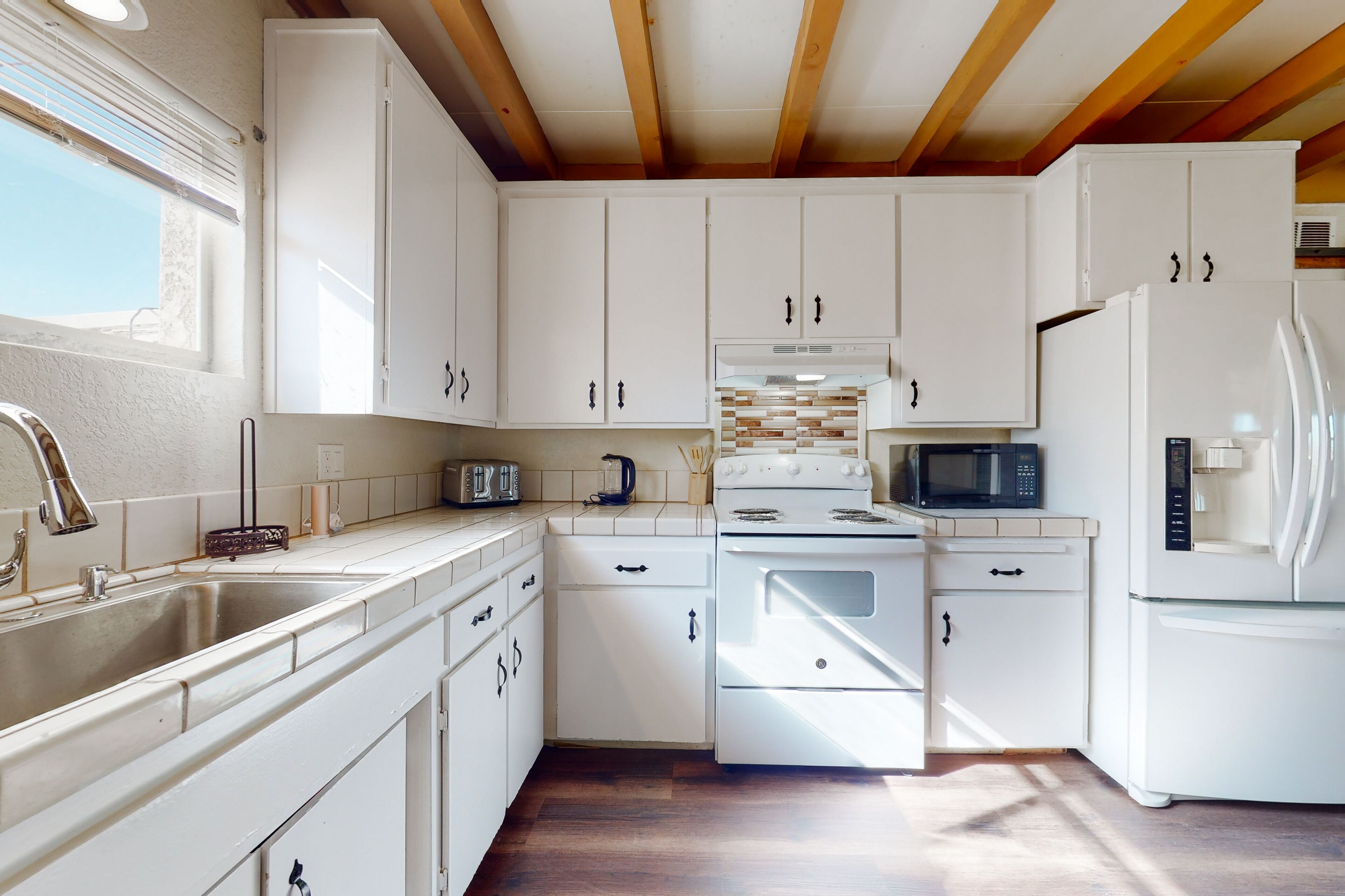 Desert oasis with hot tub, game room, guest house, & fireplace