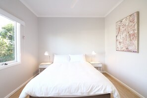 4 bedrooms, iron/ironing board, internet - Kibanda - Pet friendly 4 bedroom (Merimbula)