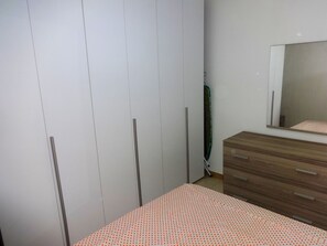 2 Schlafzimmer, Bügeleisen/Bügelbrett