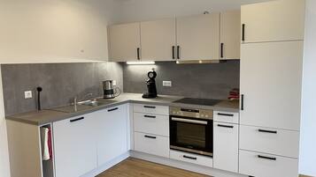 Geladeira, micro-ondas, fogĂŁo, cooktop