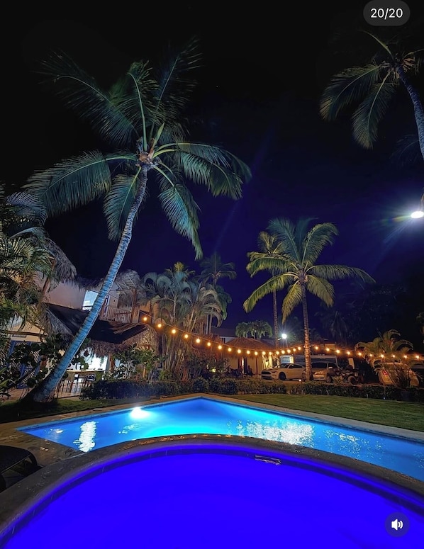 Una piscina al aire libre