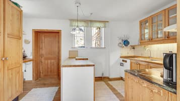 Køleskab, kogeplade, opvaskemaskine, kaffe-/temaskine