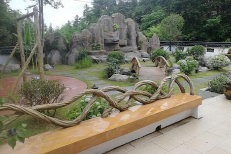 Garden. Jufulai Inn Jiuhua Mountain