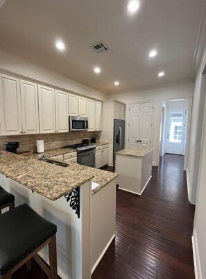 Private kitchen - Front porch living close to the hospital(s). 3/2.5 (Lafayette)