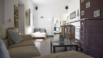 1 camera, una scrivania, ferro/asse da stiro, culla da viaggio