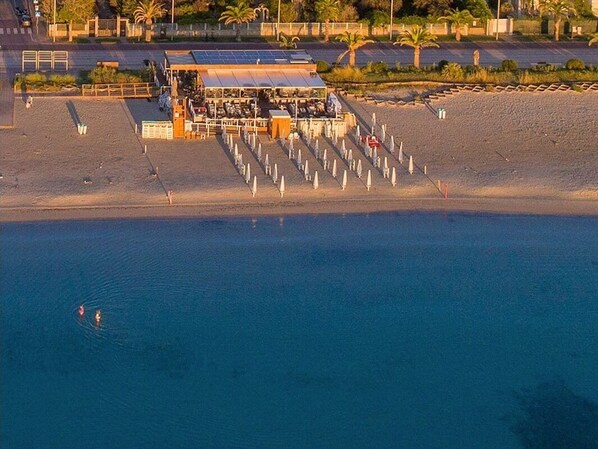 Aurinkotuoleja, rantapyyhkeitä