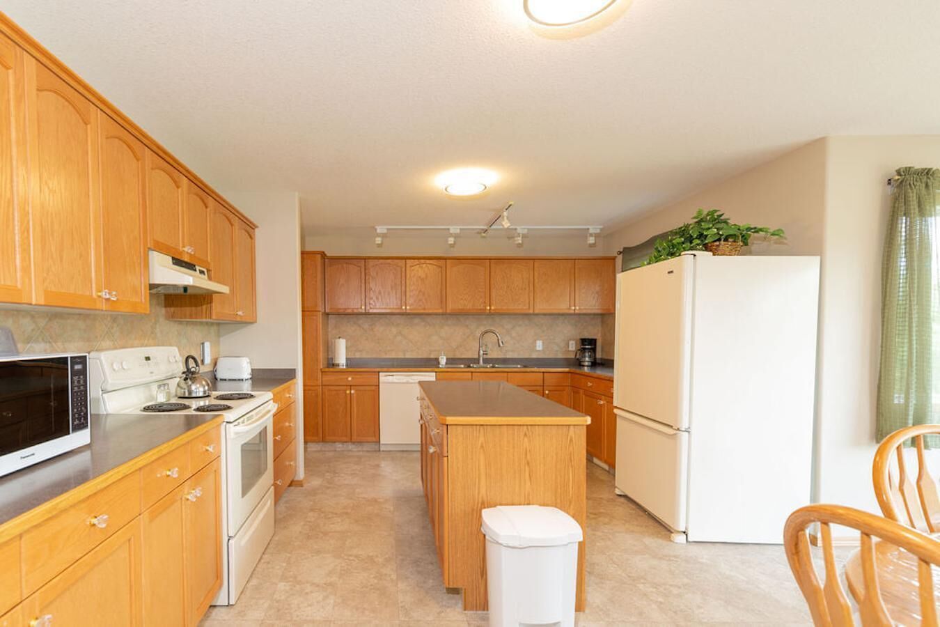 Sleeps 10-5 mins from Waterton Entrance-WCV A