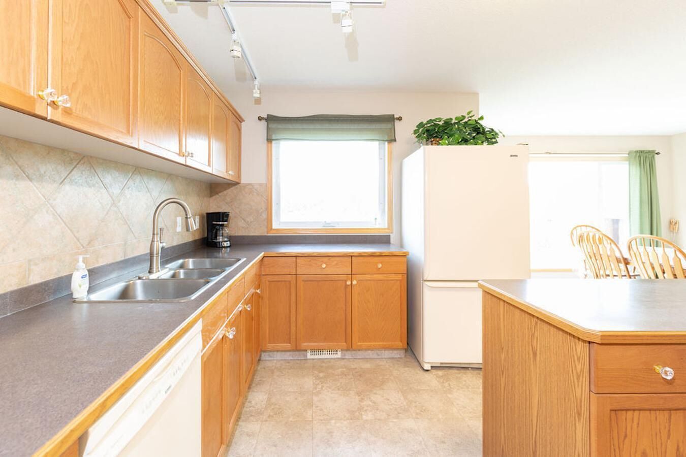 Sleeps 10-5 mins from Waterton Entrance-WCV A